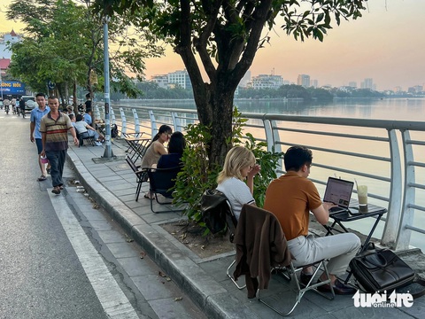 Vỉa hè dọc hồ Tây biến thành nơi ăn, chốn nhậu nhộn nhịp - Ảnh 4.