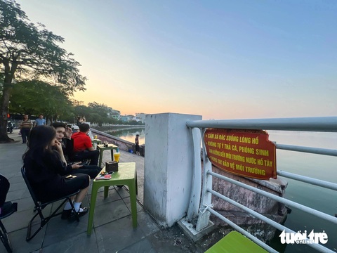 Vỉa hè dọc hồ Tây biến thành nơi ăn, chốn nhậu nhộn nhịp - Ảnh 8.