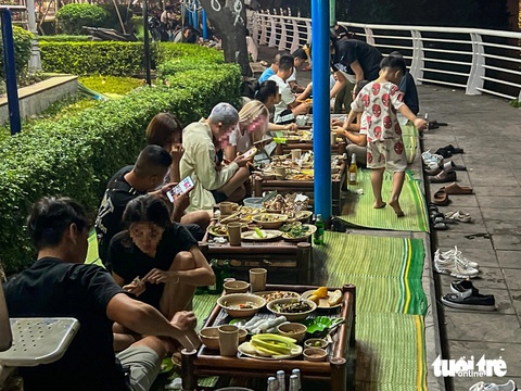 Vỉa hè dọc hồ Tây biến thành nơi ăn, chốn nhậu nhộn nhịp - Ảnh 10.