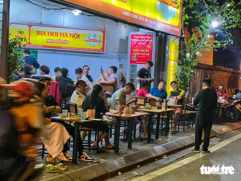 Vỉa hè dọc hồ Tây biến thành nơi ăn, chốn nhậu nhộn nhịp - Ảnh 11.