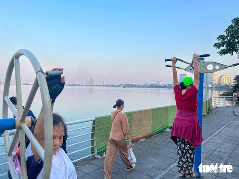 Vỉa hè dọc hồ Tây biến thành nơi ăn, chốn nhậu nhộn nhịp - Ảnh 9.