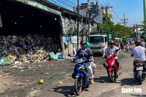 Trạm rác Hiệp Bình Chánh dồn ứ, TP Thủ Đức khẩn trương đưa ra cách xử lý - Ảnh 1.