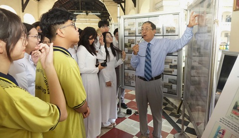 Trường triển lãm tem về Chủ tịch Hồ Chí Minh, học sinh giao lưu với tác giả bộ tem - Ảnh 1.