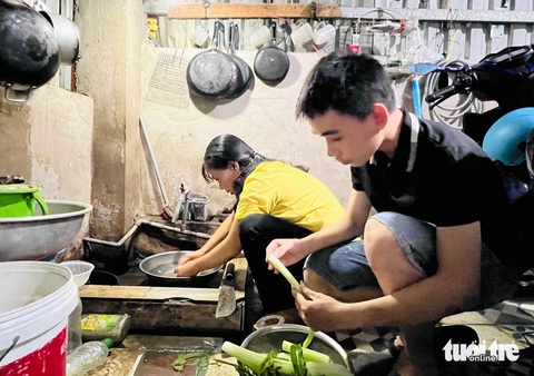 Nhường thịt ram nuôi cha bệnh tật, Tài 'còi' hiếu thảo vào đại học - Ảnh 2.