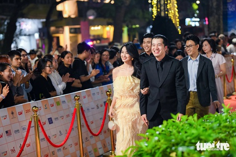 Ba anh trai vượt ngàn chông gai Soobin Hoàng Sơn, Cường Seven, Trọng Hiếu đi lạc vào thảm đỏ HANIFF - Ảnh 1.