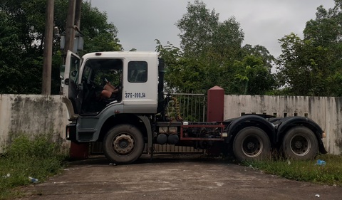 Doanh nghiệp bị nhóm người mang xe tải chặn kín cổng hơn 2 tháng, chính quyền ở đâu? - Ảnh 2.