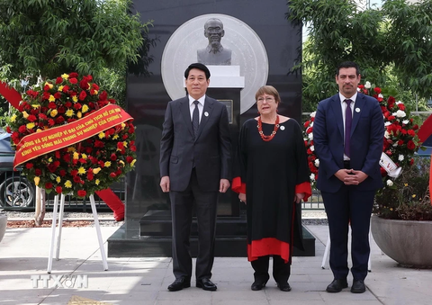 Chủ tịch nước Lương Cường đặt vòng hoa tưởng niệm Chủ tịch Hồ Chí Minh tại Chile - Ảnh 1.