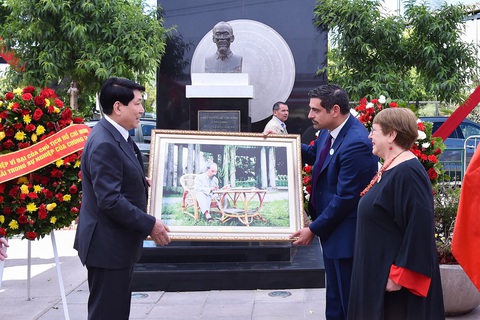 Chủ tịch nước Lương Cường đặt vòng hoa tưởng niệm Chủ tịch Hồ Chí Minh tại Chile - Ảnh 6.
