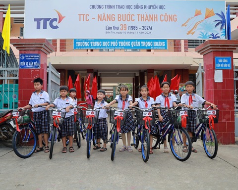 Tập đoàn TTC trao 568 suất học bổng đến học sinh tỉnh Bến Tre - Ảnh 8.