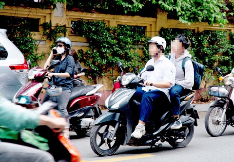 Tăng cường xe buýt công cộng sẽ hạn chế việc phụ huynh giao xe máy cho con - Ảnh 1.