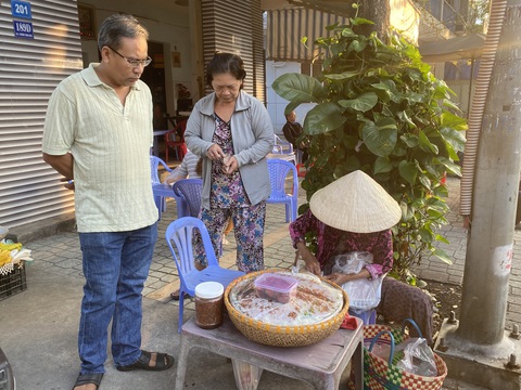 Thúng xôi nhà ga Biên Hoà bình dị, khách chờ sẵn từ khi chưa dọn bán - Ảnh 2. Thúng xôi nhà ga Biên Hoà tuổi thơ, chưa đầy 1 tiếng đã 'cháy hàng' - Ảnh 2.