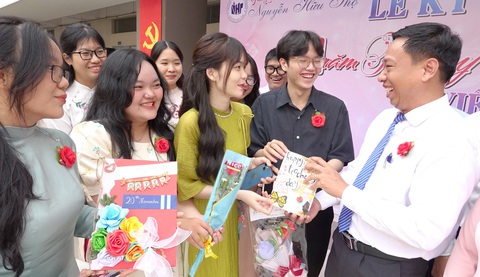 Cần ưu tiên chính sách cho nhà giáo - Ảnh 1. Cần ưu tiên chính sách cho nhà giáo - Ảnh 1.