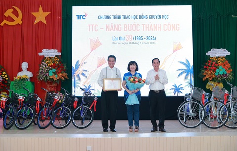 Tập đoàn TTC trao 568 suất học bổng đến học sinh tỉnh Bến Tre - Ảnh 1.