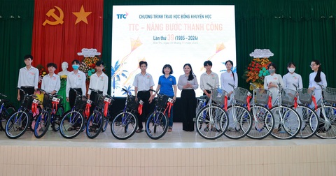 Tập đoàn TTC trao 568 suất học bổng đến học sinh tỉnh Bến Tre - Ảnh 2.