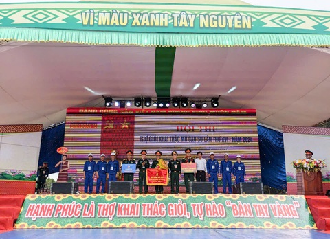 Anh Nguyễn Văn Nam giành giải Bàn tay vàng cạo mủ cao su Binh đoàn 15 - Ảnh 3.