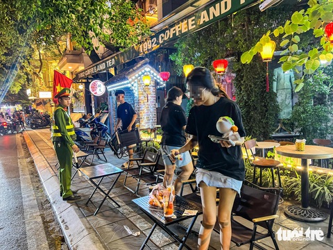 Công an ra quân xử lý sau phản ánh vỉa hè dọc hồ Tây ngang nhiên biến thành chốn ăn nhậu - Ảnh 1.