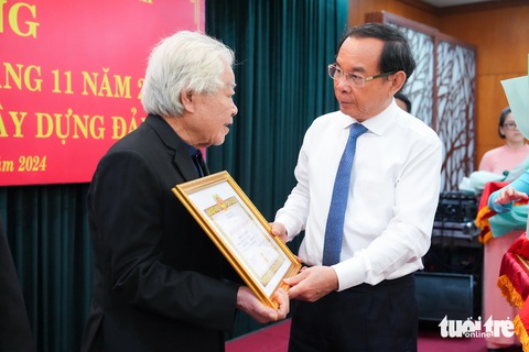 Bí thư Thành ủy TP.HCM trao huy hiệu Đảng tại Đảng ủy Khối Dân - Chính - Đảng - Ảnh 1.