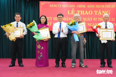Bí thư Thành ủy TP.HCM trao huy hiệu Đảng tại Đảng ủy Khối Dân - Chính - Đảng - Ảnh 2.