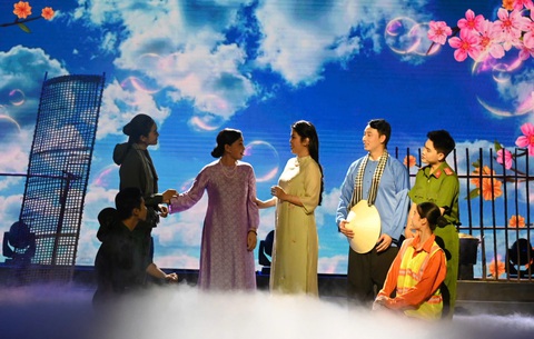 Cục trưởng Cục Nghệ thuật biểu diễn Nguyễn Xuân Bắc dự khai mạc Liên hoan Sân khấu TP.HCM - Ảnh 4. Cục trưởng Cục Nghệ thuật biểu diễn Nguyễn Xuân Bắc dự khai mạc Liên hoan Sân khấu TP.HCM - Ảnh 3.
