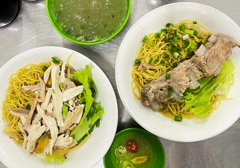 Mì Lò Siêu nấu sườn khúc dài, mì béo đặc trưng, nước chấm gừng làm người ăn thương nhớ - Ảnh 1. Mì Lò Siêu nấu sườn khúc dài, mì béo đặc trưng, nước chấm gừng làm người ăn thương nhớ - Ảnh 1.
