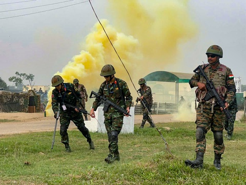 Công binh Việt Nam - Ấn Độ phối hợp rà phá mìn đảm bảo cho lực lượng gìn giữ hòa bình - Ảnh 1.