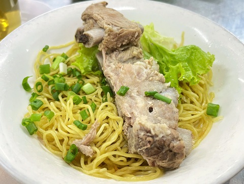 Mì Lò Siêu nấu sườn khúc dài, mì béo đặc trưng, nước chấm gừng làm người ăn thương nhớ - Ảnh 3. Mì Lò Siêu ngoài sườn béo mắm gừng, nêm cách gì mà người chê kẻ ghét? - Ảnh 4.