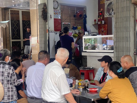 Mì Lò Siêu nấu sườn khúc dài, mì béo đặc trưng, nước chấm gừng làm người ăn thương nhớ - Ảnh 2. Mì Lò Siêu nấu sườn khúc dài, mì béo đặc trưng, nước chấm gừng làm người ăn thương nhớ - Ảnh 2.
