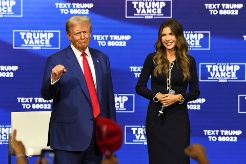 Ông Trump chọn thêm quan chức phụ trách nhập cư, từng là nông dân - Ảnh 1. Ông Trump chọn thêm quan chức phụ trách nhập cư, từng là nông dân - Ảnh 1.