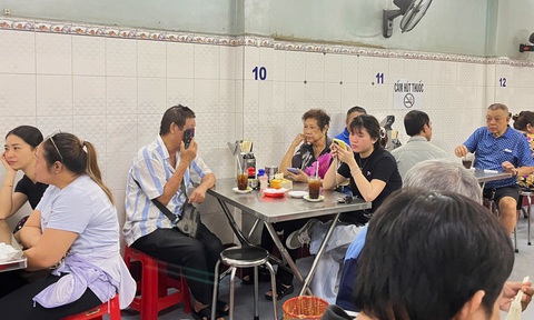 Mì Lò Siêu nấu sườn khúc dài, mì béo đặc trưng, nước chấm gừng làm người ăn thương nhớ - Ảnh 2. Mì Lò Siêu ngoài sườn béo mắm gừng, nêm cách gì mà người chê kẻ ghét? - Ảnh 3.