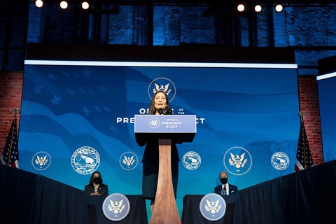 Ông Biden chọn nghị sĩ gốc thổ dân làm Bộ trưởng Bộ Nội vụ - Ảnh 1. Ông Biden chọn nghị sĩ gốc thổ dân làm Bộ trưởng Bộ Nội vụ - Ảnh 1.