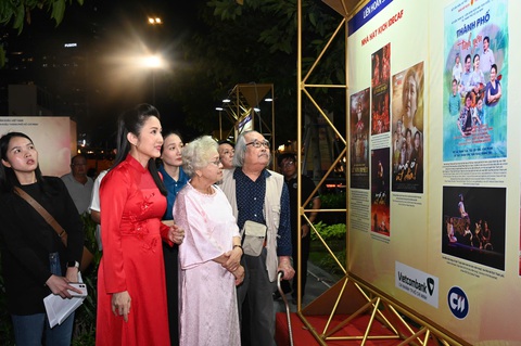 Cục trưởng Cục Nghệ thuật biểu diễn Nguyễn Xuân Bắc dự khai mạc Liên hoan Sân khấu TP.HCM - Ảnh 6. Cục trưởng Cục Nghệ thuật biểu diễn Nguyễn Xuân Bắc dự khai mạc Liên hoan Sân khấu TP.HCM - Ảnh 4.