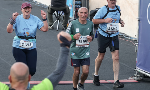 Cụ ông 88 tuổi lập kỷ lục tại Athens Marathon - Ảnh 3.