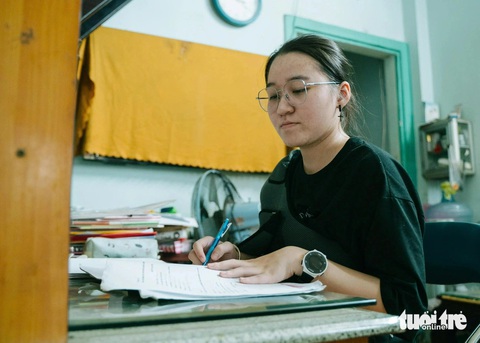 3 vành tang mồ côi, Tuyết Kiều phải học để còn lo cho hai em - Ảnh 1. 3 vành tang mồ côi, Kiều phải học để còn lo cho hai em - Ảnh 1.