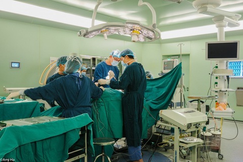 Người bệnh thực hiện phẫu thuật trên hệ thống O-arm tại Bệnh viện Bạch Mai được hoàn tiền - Ảnh 1. Người bệnh thực hiện phẫu thuật trên hệ thống O-arm tại Bệnh viện Bạch Mai được hoàn tiền - Ảnh 1.