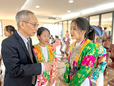 Thầy Khang đi gặp các 'cháu nội' ở Làng Nủ - Ảnh 5. Thầy Khang đi gặp các 'cháu nội' ở Làng Nủ - Ảnh 5.