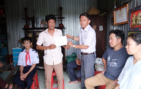 100.000 đồng nghĩa tình của thầy cô huyện đảo - Ảnh 1. 100.000 đồng nghĩa tình của thầy cô huyện đảo - Ảnh 1.