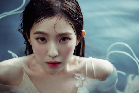 Chung phong cách Lisa BlackPink bị chỉ trích, Irene Red Velvet được khen - Ảnh 1. Taeyeon SNSD và Lisa BlackPink bị chỉ trích, Irene Red Velvet được khen vì trang phục - Ảnh 1.