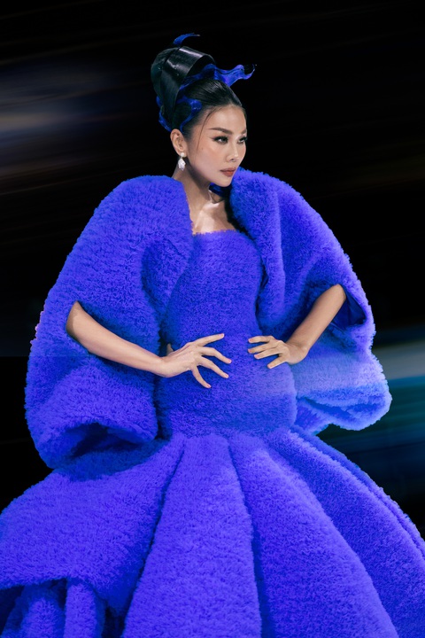 Thanh Hằng diện váy làm từ 200 mét vải làm vedette cho show Đỗ Mạnh Cường - Ảnh 1. Thanh Hằng diện váy làm từ 200 mét vải làm vedette cho show Đỗ Mạnh Cường - Ảnh 1.