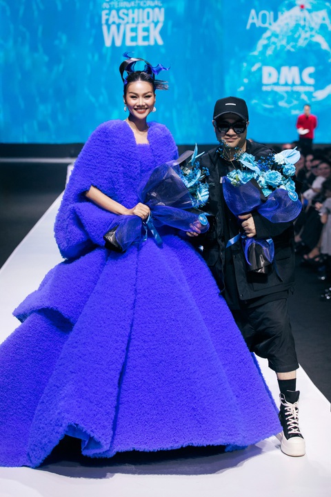 Thanh Hằng diện váy làm từ 200 mét vải làm vedette cho show Đỗ Mạnh Cường - Ảnh 2. Thanh Hằng diện váy làm từ 200 mét vải, làm vedette cho show Đỗ Mạnh Cường - Ảnh 2.