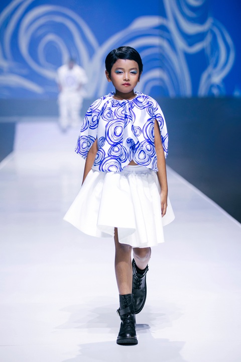 Thanh Hằng diện váy làm từ 200 mét vải làm vedette cho show Đỗ Mạnh Cường - Ảnh 9.