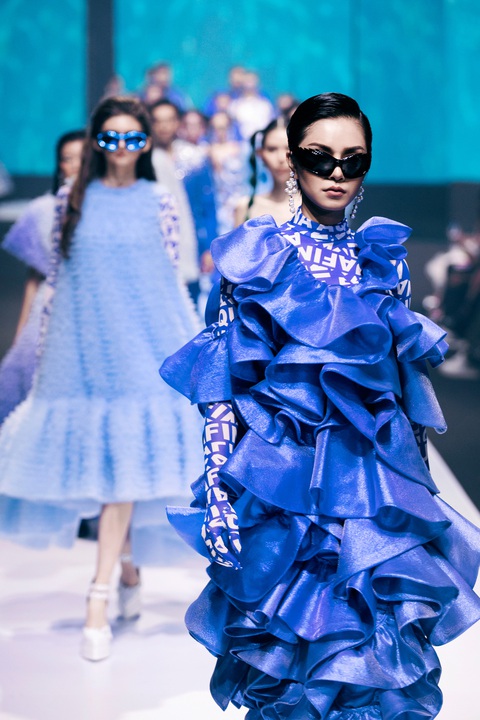 Thanh Hằng diện váy làm từ 200 mét vải làm vedette cho show Đỗ Mạnh Cường - Ảnh 7. Thanh Hằng diện váy làm từ 200 mét vải làm vedette cho show Đỗ Mạnh Cường - Ảnh 7.