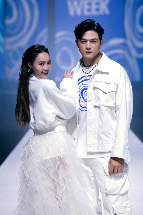 Thanh Hằng diện váy làm từ 200 mét vải làm vedette cho show Đỗ Mạnh Cường - Ảnh 3. Thanh Hằng diện váy làm từ 200 mét vải làm vedette cho show Đỗ Mạnh Cường - Ảnh 3.