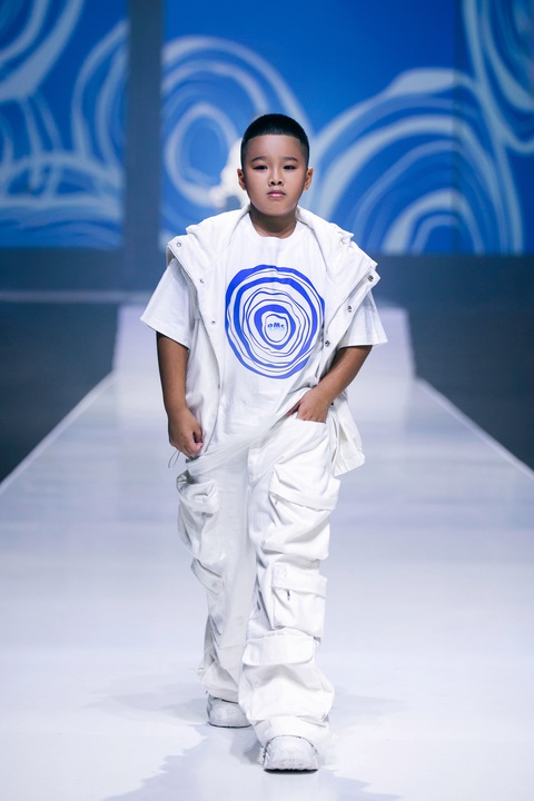 Thanh Hằng diện váy làm từ 200 mét vải làm vedette cho show Đỗ Mạnh Cường - Ảnh 11.