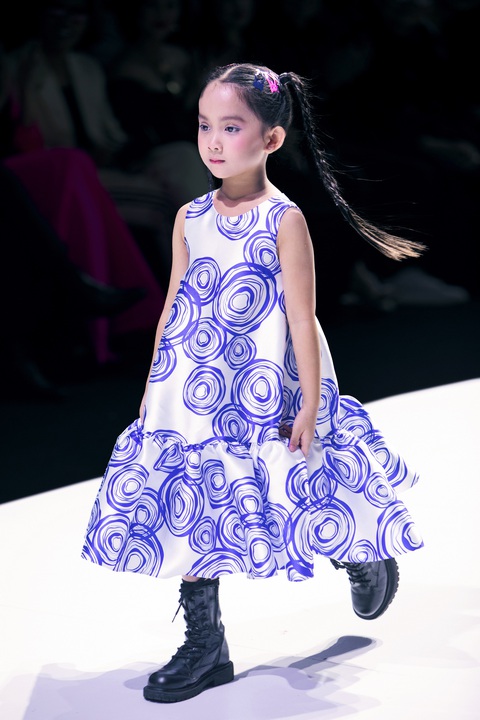 Thanh Hằng diện váy làm từ 200 mét vải làm vedette cho show Đỗ Mạnh Cường - Ảnh 10.