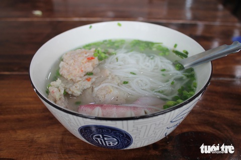 Bún quậy Phú Quốc, 1 tô 90 nghìn mà vừa nhạt vừa tanh? - Ảnh 1.