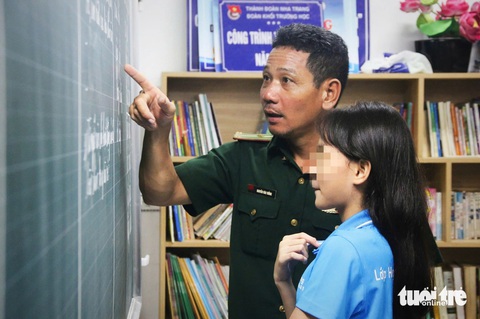 Người lính biên phòng 20 năm dạy học miễn phí cho học trò nghèo - Ảnh 1. Người lính biên phòng 20 năm dạy học miễn phí cho học trò nghèo - Ảnh 1.