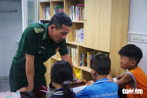 Người lính biên phòng 20 năm dạy học miễn phí cho học trò nghèo - Ảnh 3. Người lính biên phòng 20 năm dạy học miễn phí cho học trò nghèo - Ảnh 3.