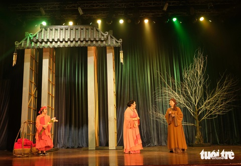‘Giai nhân’ Hồng Ánh bầm tay khi diễn cảnh đánh trống - Ảnh 4. Hé lộ tạo hình các nhân vật Dưới bóng giai nhân, vở diễn lớn nhất năm 2024 của Idecaf - Ảnh 4.