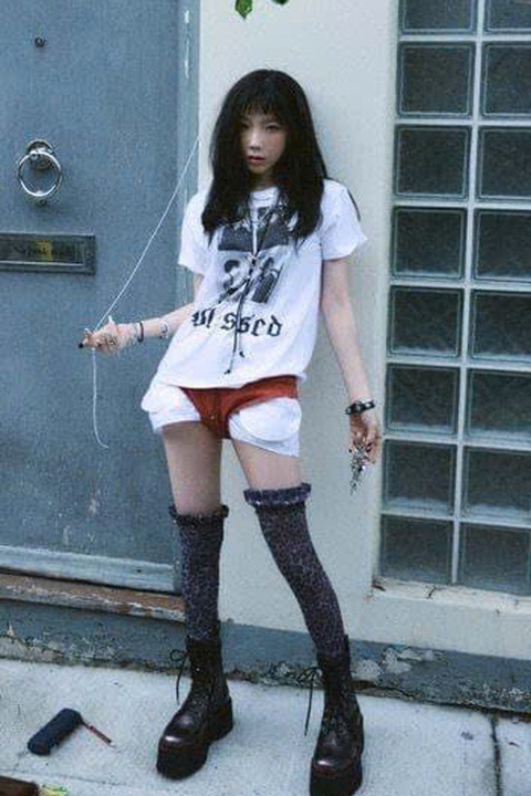 Chung phong cách Lisa BlackPink bị chỉ trích, Irene Red Velvet được khen - Ảnh 2. Lisa BlackPink bị chỉ trích, Irene Red Velvet được khen dù ăn mặc giống nhau - Ảnh 2.
