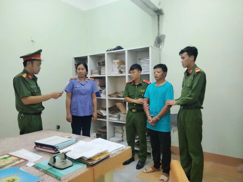 Nam thanh niên bị bắt vì livestream xúc phạm, đấm cảnh sát giao thông - Ảnh 2.